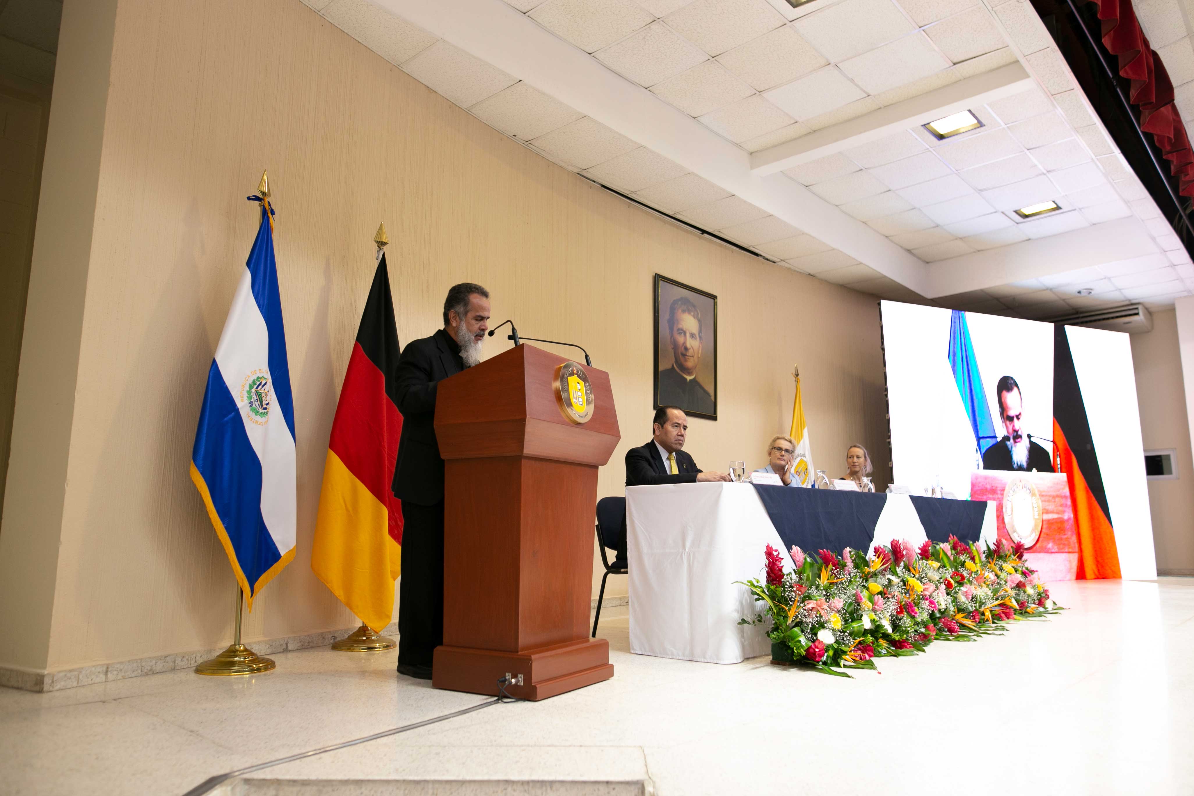 UDB inaugura el Observatorio Micro Macro