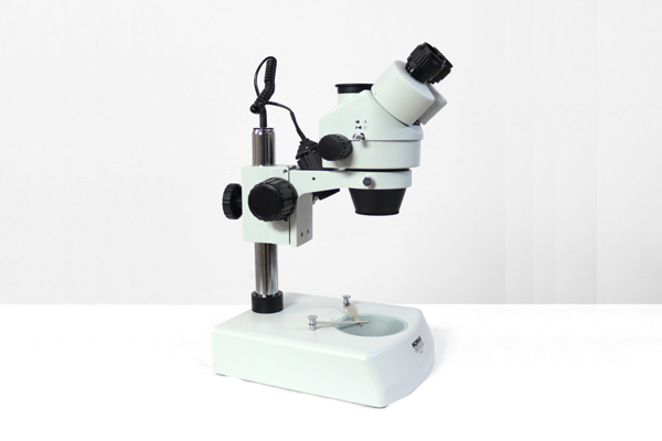Microscopio Crystal Zoom Trinocular 7-45x
